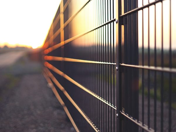 Nowoczesne ogrodzenie domu – jakie wzory i rozwiązania są najpopularniejsze?